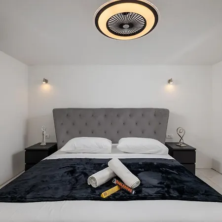 Luxury With Stunning View And Heated Jacuzzi Tatil Evi Podstrana